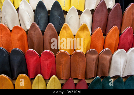 Marokkanische Babouches oder Leder Pantoffeln in den Souks in der Medina von Fes Marokko Stockfoto