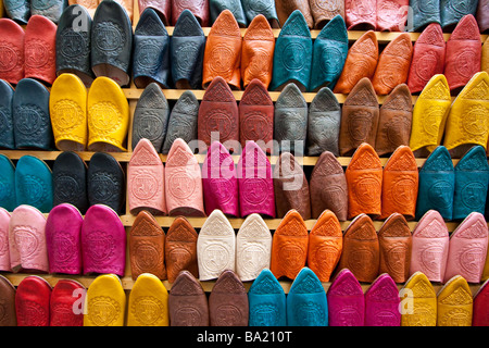 Marokkanische Babouches oder Leder Pantoffeln in den Souks in der Medina von Fes Marokko Stockfoto