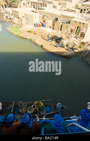Verkäufer, die malische Passagier auf dem Comanav Boot nach Timbuktu am Niger in Mali Stockfoto