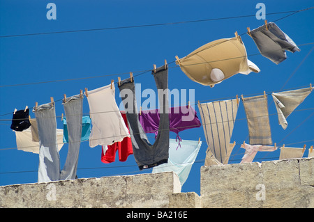 Mehrere Stücke von Kleidung auf einer Wäscheleine trocknen Stockfoto
