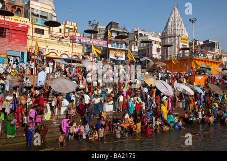 Hindus Baden im Fluss Ganges in Varanasi, Indien Stockfoto