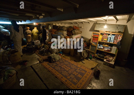 Anbieter auf dem Comanav Boot nach Timbuktu am Niger in Mali Stockfoto