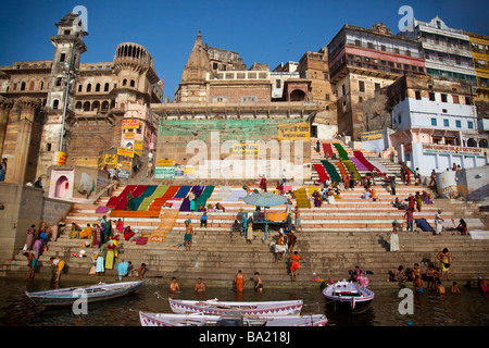 Saris Trocknung auf Munshi Ghat in Varanasi, Indien Stockfoto