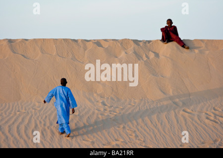 Malische Boys in der Wüste in Timbuktu Mali Stockfoto