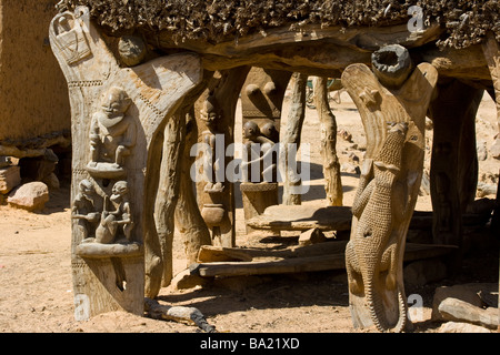 Schnitzereien auf dem Toguna oder eine Palabres zum wichtigsten Treffpunkt der ein Dogon Kundu Dorf in zahlt Dogon Mali Afrika Stockfoto