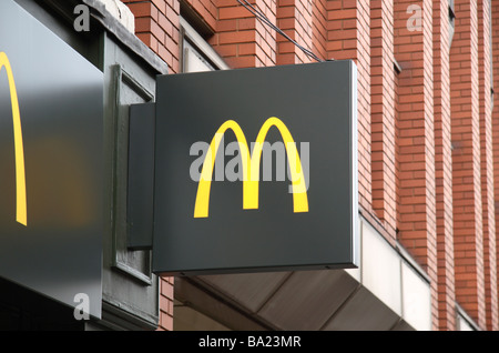 Die berühmten goldenen Bögen Schild über dem Eingang zum McDonalds Fastfood Restaurant auf der Edgware Road, London. Mar 2009 Stockfoto