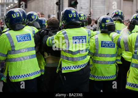 Reihe von Polizisten in teilweise Kampfausrüstung bei antikapitalistische Demonstration gegen G20-Gipfel in London, 1. April 2009 Stockfoto