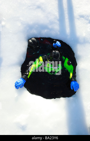 Eis tauchen oder Plongee Sous glace in den zugefrorenen See in Tignes, im Skigebiet von Tignes Le Lac, Frankreich Stockfoto