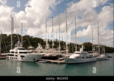 Großen Segelyachten und Motoryachten auf der Anklagebank in Antigua Yachtclub Marina Stockfoto