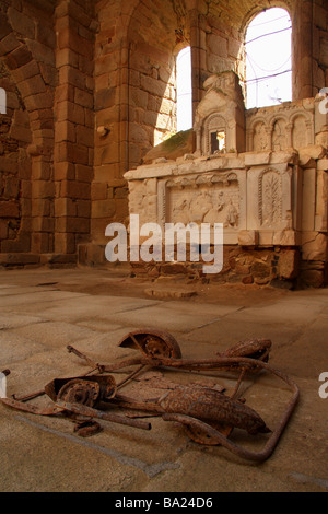 Die Überreste der Kinderwagen in der Kirche der Märtyrer Dorf von Oradour Sur Glane Altar im Hintergrund Limousin-Frankreich Stockfoto