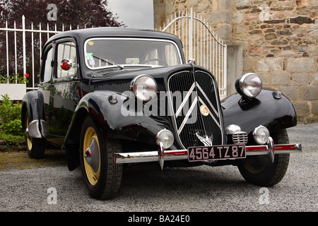 Eine restaurierte 1954 Citroen Traction 11BL in schwarz neben den Toren eines intelligenten Hauses vorne drei Viertel anzeigen Limousin-Frankreich Stockfoto