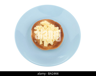 Ein frisch zubereitetes Gesundes Frühstück oder Abendessen mit Rührei und einem getoasteten Bagel gegen einen weißen Hintergrund mit keine Menschen und einen Freistellungspfad isoliert Stockfoto