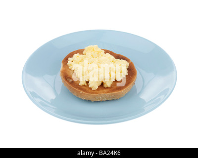 Ein frisch zubereitetes Gesundes Frühstück oder Abendessen mit Rührei und einem getoasteten Bagel gegen einen weißen Hintergrund mit keine Menschen und einen Freistellungspfad isoliert Stockfoto