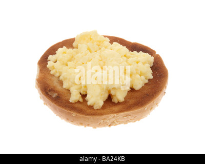 Ein frisch zubereitetes Gesundes Frühstück oder Abendessen mit Rührei und einem getoasteten Bagel gegen einen weißen Hintergrund mit keine Menschen und einen Freistellungspfad isoliert Stockfoto