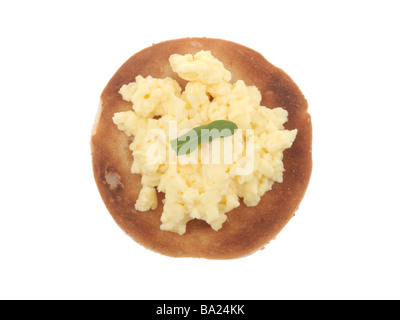 Ein frisch zubereitetes Gesundes Frühstück oder Abendessen mit Rührei und einem getoasteten Bagel gegen einen weißen Hintergrund mit keine Menschen und einen Freistellungspfad isoliert Stockfoto