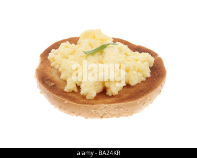 Ein frisch zubereitetes Gesundes Frühstück oder Abendessen mit Rührei und einem getoasteten Bagel gegen einen weißen Hintergrund mit keine Menschen und einen Freistellungspfad isoliert Stockfoto