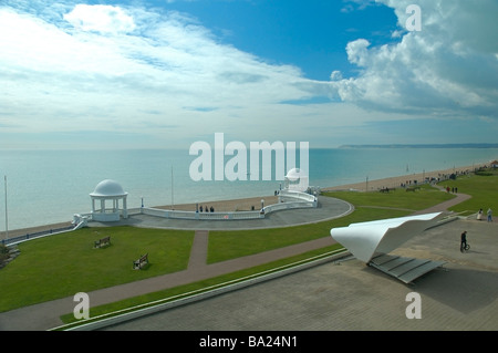 Die Strandpromenade direkt vor De La Warr Pavilion, Bexhill on Sea, England. Stockfoto