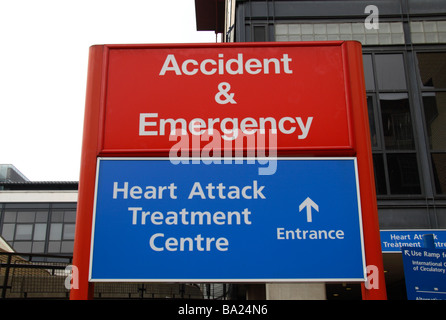 Die Unfall- und Notfall und Herzinfarkt Behandlungszentrum Zeichen außerhalb Str. Marys Krankenhaus in der Praed Street London. Stockfoto