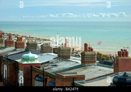 Blick über die Dächer und die Flagge am Strand von Bexhill On Sea, East Sussex, England. Stockfoto