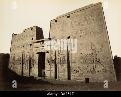 Geographie/Reise, Ägypten, Edfu, Tempel von Horus, Pylon, Ansicht, Foto von Gabriel Lekegan und Co., ca. 1890, Stockfoto