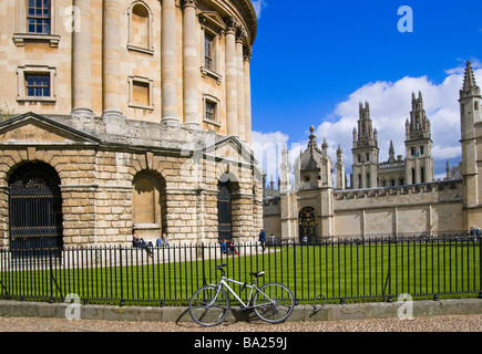 Oxford, England, Vereinigtes Königreich. Fahrrad angekettet von Radcliffe Camera (ursprünglich bekannt als die Radcliffe Library) Radcliffe Square Stockfoto