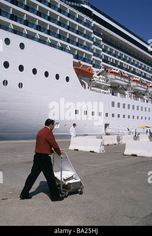 Crew-Mitglied mit Wagen außerhalb Costa Mediterranea Kreuzfahrtschiff im Hafen von Savona angedockt Stockfoto