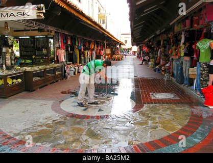 Mann, die Reinigung der Straßenbasar in Alanya Türkei Stockfoto