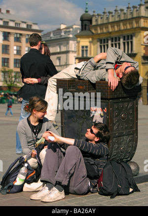 Polen Krakau Geld Box junge Menschen ruht am Hauptmarkt Stockfoto
