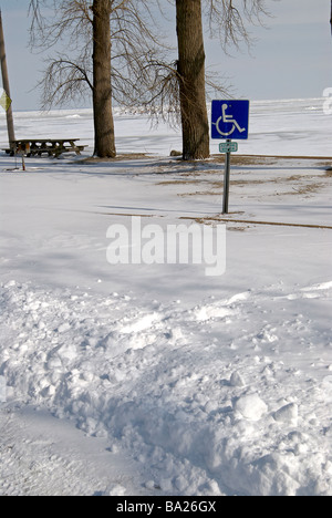 unplowed Behinderten Parkplätze vor Ort Stockfoto