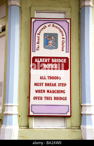 Beachten Sie auf Albert Bridge lesen, dass alle Truppen Schritt brechen müssen, wenn über diese Brücke Chelsea London England marschieren Stockfoto