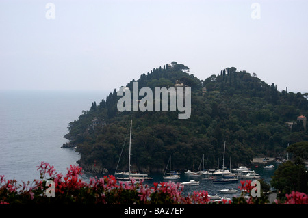 Die Aussicht vom Hotel Splendido über eine Villa und den Hafen des malerischen Fischen Dorf von Portofino Italien Stockfoto