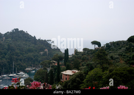 Die Aussicht vom Hotel Splendido über eine Villa und den Hafen des malerischen Fischen Dorf von Portofino Italien Stockfoto