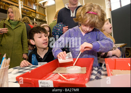 Das Museum in Oxford hat einen Tag der Wissenschaft für Kinder, so können Sie einen fossilen Gipsverband Stockfoto