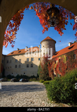 Pieskowa Skala Burg in Ojców Nationalpark im Herbst Polen Stockfoto