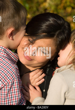 Mutter mit Kind schließt die Augen mit tender Stockfoto