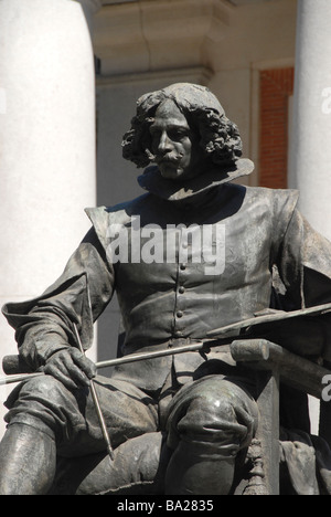 Die Statue von Diego de Velázquez (1599-1660) des Bildhauers Aniceto Marinas, befindet sich vor der Hauptfassade des Prado Museum Madrid Spanien Stockfoto