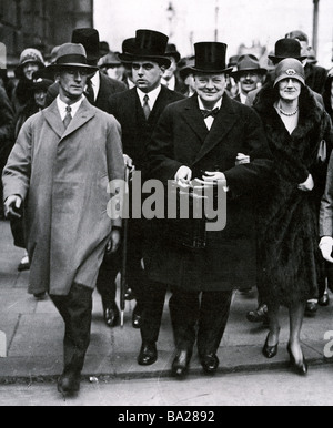 WINSTON CHURCHILL und seine Frau gehen an das House Of Commons am Budget Tag 1929 als Churchill Kanzler des Finanzministeriums war Stockfoto