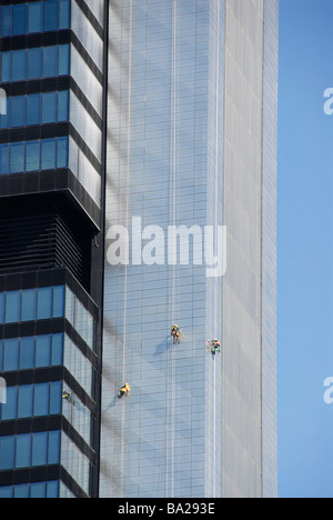 Männer reinigen Fenster von Wolkenkratzer, Europator, Madrid, Spanien Stockfoto