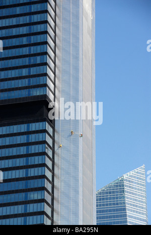 Männer reinigen Fenster von Wolkenkratzer, Europator, Madrid, Spanien Stockfoto