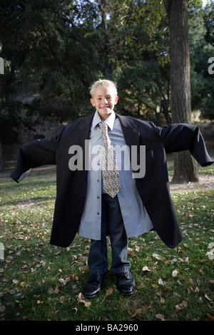 Junge (10-12) übergroßen Anzug Stockfoto