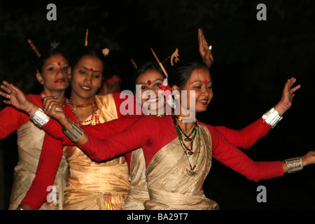 Assamesisch Frauen in traditioneller Tracht, die Durchführung einer Bihu Dhol Tanz Stockfoto