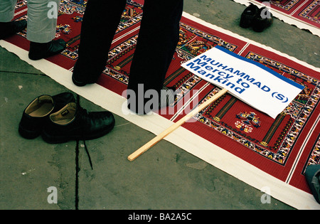 Männer beten während der Februar 2006-Demonstration in London gegen Islamfeindlichkeit und Volksverhetzung Stockfoto