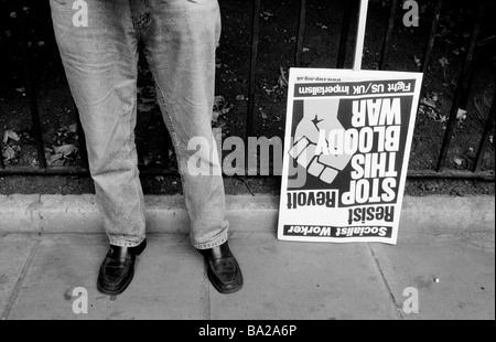 Mann im Zentrum von London mit einem Plakat für den sozialistischen Arbeiter während der 2001 Demonstration gegen den Krieg in Afghanistan Stockfoto