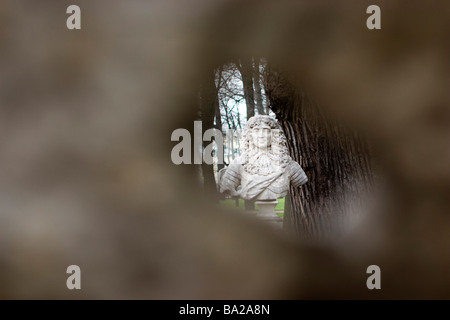 Ansicht des alten Gips-Büste im Park durch Loch. Stockfoto