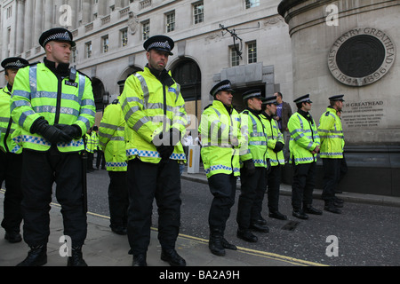 Polizei aufgereiht stoppen Demonstranten während der Proteste der G20-Gipfel in London. Sie verhindern, dass Demonstranten verlassen den protest Stockfoto