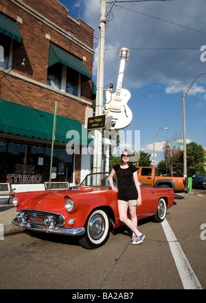 Weibliches Model stand neben einem Ford Thunderbird 1956 parkte vor Sonne Recording Studios in Memphis TN Hause von Elvis und Ro Stockfoto