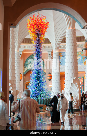 Eine massive Glas Kunst Instalation im Foyer des hyper luxuriösen Atlantis auf der Palm-Hotel in Dubai Stockfoto