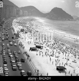 1950s, historisch, ein Blick aus dieser Zeit auf den berühmten Strand der Küste von Rio de Janeiro, Brasilien, zeigt den breiten Strand, die Straße und die umliegende Landschaft Stockfoto