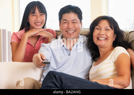 Familie vor dem Fernseher zusammen Stockfoto