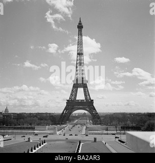 1950s, der ionische Eiffelturm, ein schmiedeeiserner Turm, 300 Meter hoch, erbaut 1889 in Champs de Mars, Paris, Frankreich für die L'Exposition Universelle. Stockfoto